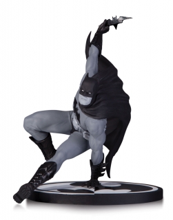 Batman Black & White - soška Batman (Bryan Hitch) 17 cm